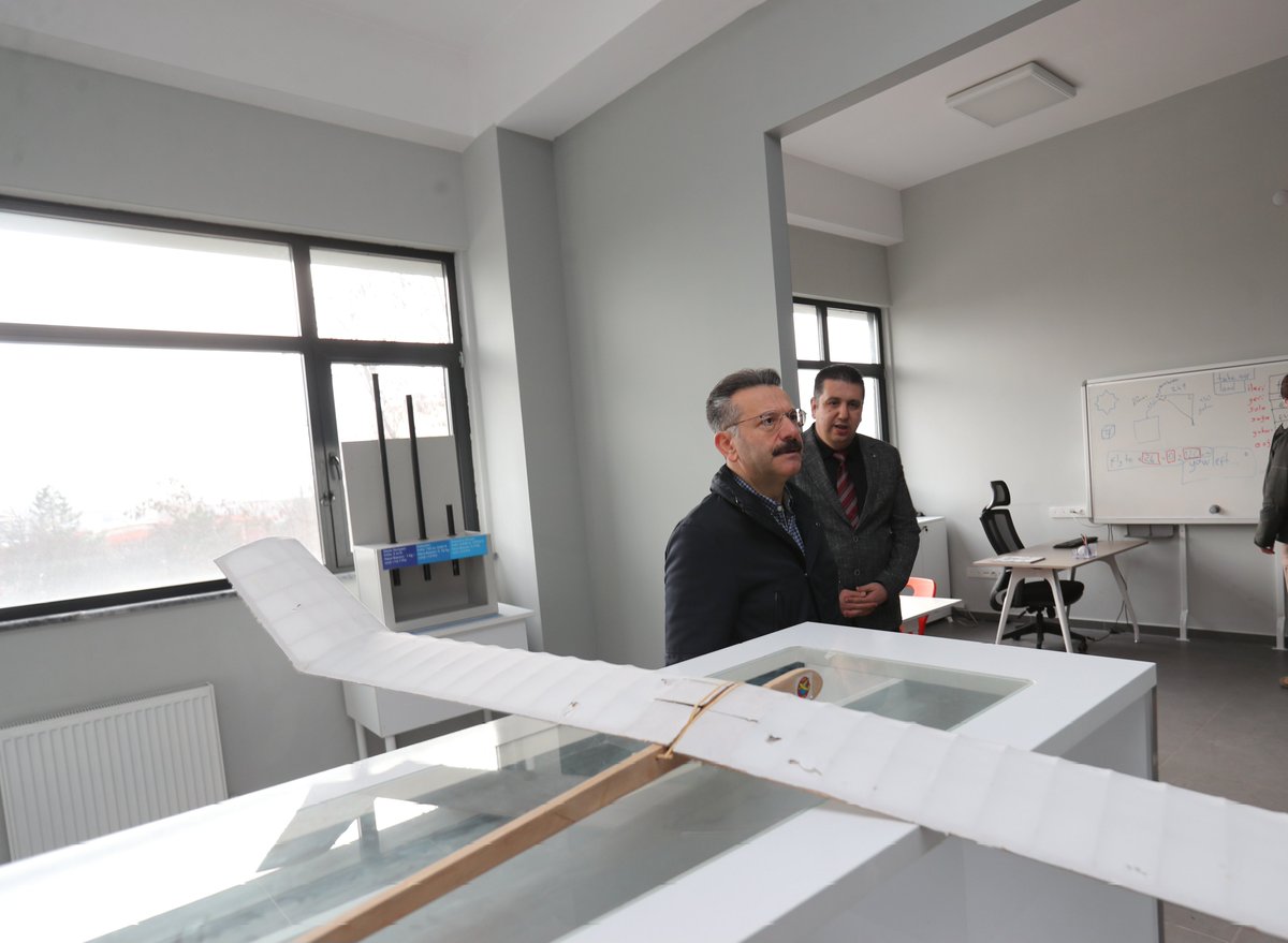 eskvaliligi's tweet photo. Valimiz Sayın Hüseyin Aksoy, TOBB Bilim Sanat Merkezi ve Meslek Liseleri AR-GE Merkezini ziyaret etti.
Sınıfları ve atölyeleri gezen Sayın Valimiz, çalışmalarla ilgili yetkililerden bilgi aldı. https://t.co/Y9HbwaC2Ns