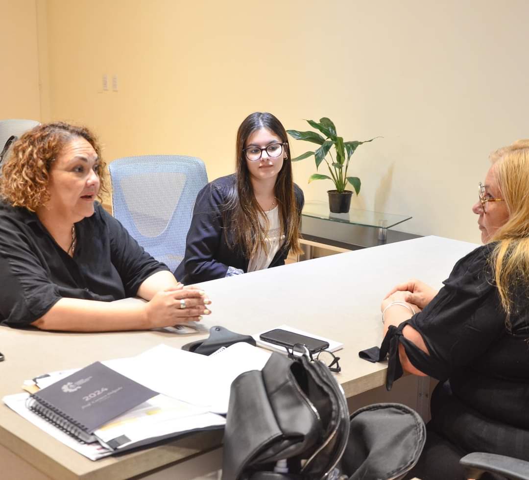 SUB_GENYDIV's tweet photo. 📍Nos reunimos con la presidente de la Cámara de Diputados, Carmen Brito, con el fin de delinear políticas públicas para abordar la problemática de la violencia. https://t.co/ZzcMRtWohf