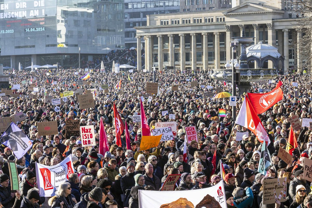 CT24zive's tweet photo. V řadě německých měst vyšly do ulic tisíce lidí protestujících proti antiimigrační Alternativě pro Německo (AfD). Odpor části veřejnosti k této straně vyvolal plán na deportace milionů přistěhovalců, o kterém podle investigativní skupiny Correctiv zástupci AfD a dalších krajně pravicových sdružení loni tajně jednali.
