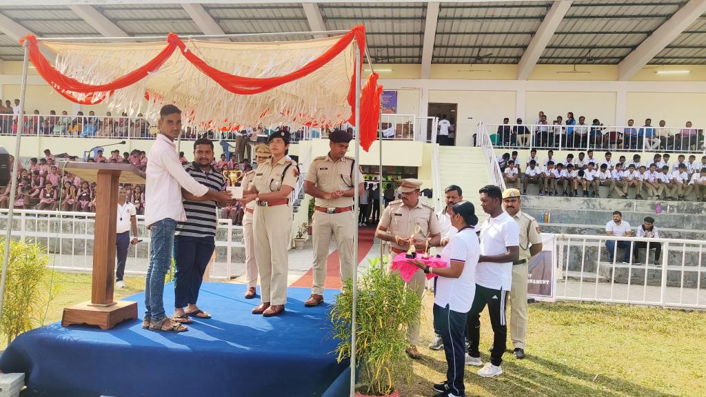 AndamanPolice's tweet photo. Diglipur's youth showcased exceptional sportsmanship at the SP Cup Badminton tournament during the 72nd #PoliceRaisingWeek2024! Enthusiastic participation from across the region, especially the vibrant youth, made it a memorable event. https://t.co/Lz4cWauAsD