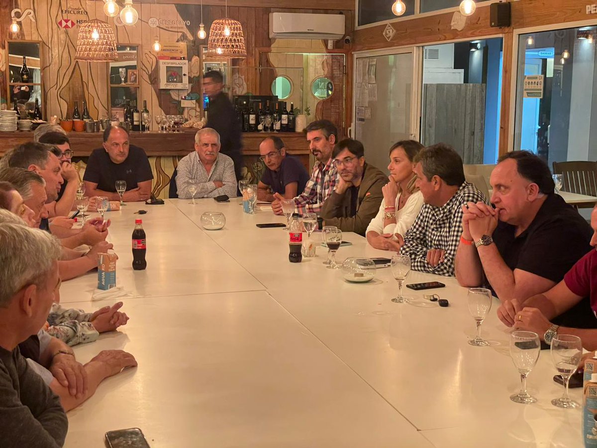 EcharrenF's tweet photo. HAY OTRO CAMINO.
Junto a 20 intendentes, nos reunimos con @SergioMassa para apoyar y movilizar al paro del 24.
Nos vamos a plantar en defender nuestra gente y a nuestra Patria.
Vamos a cuidar el trabajo, la produccion y la industria nacional.
Por eso vamos a dialogar con el campo para evitar otra suba de retenciones y primarizacion de exportaciones, que significa miles de desocupados más y menos crecimiento para el país.
No es tiempo para tibios.
Hay otra Argentina, vamos a construirla.