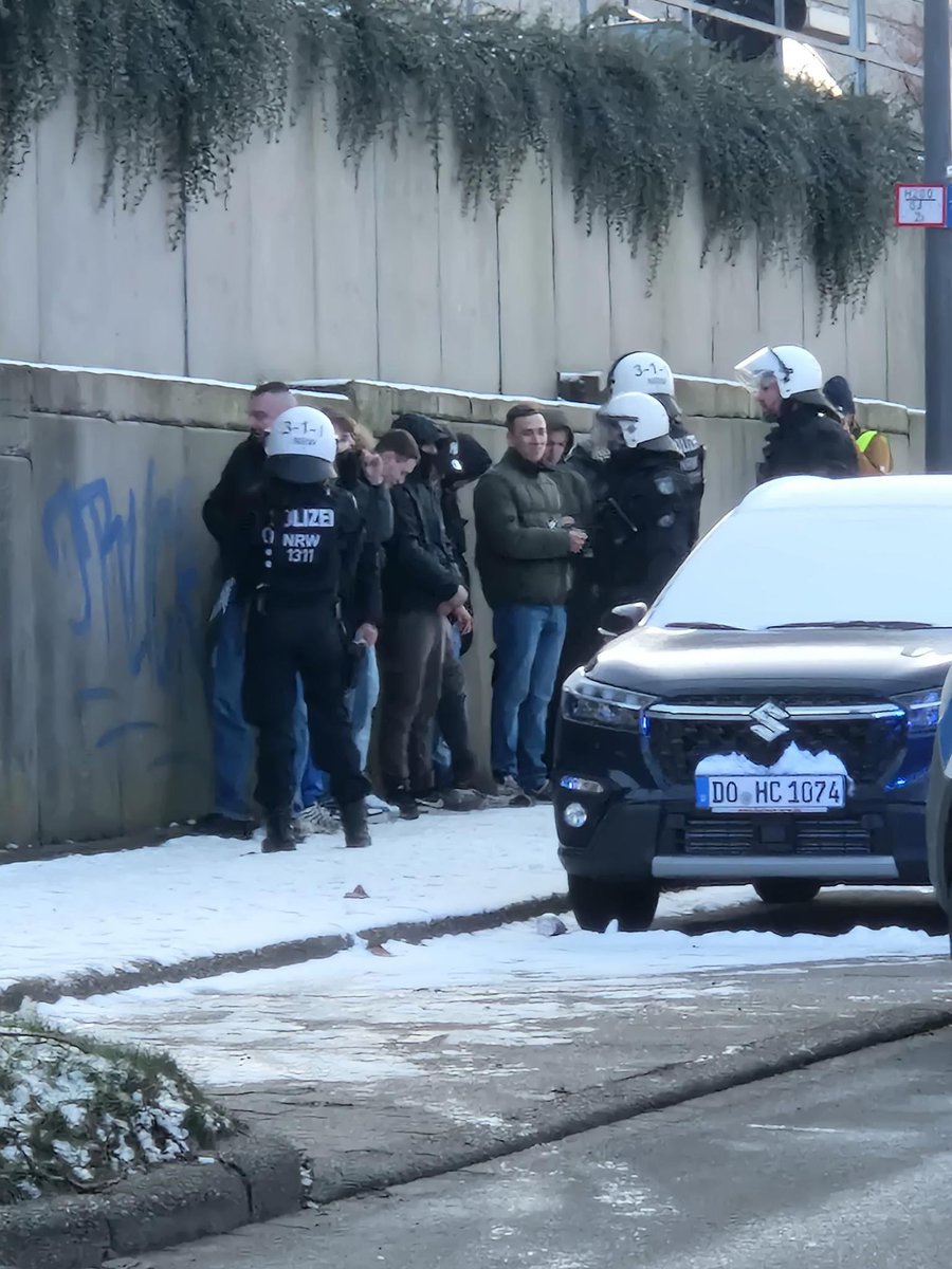 meanstreets_do's tweet photo. 1704 Auch die Sturmhaube bringt dir nichts. Lennard wir erkennen dich auch so! #do2001 #nonazisdo https://t.co/5MzD3rgT1F