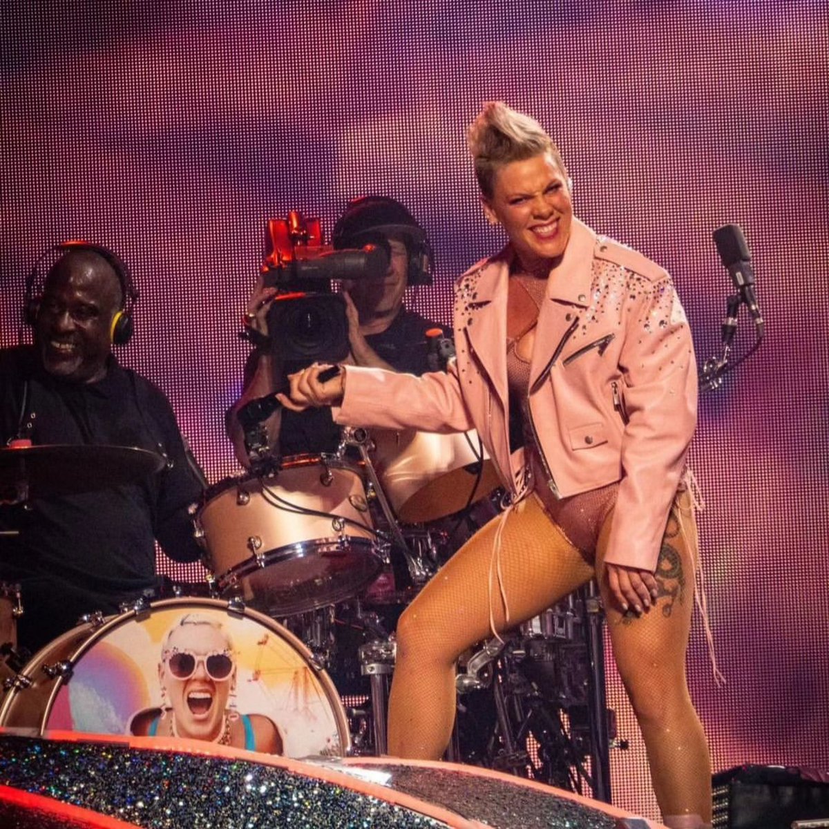 BrianFrasierM's tweet photo. Repost from @pinkfaneurope @hookedonspice 🙏🏾✊🏾
・・・
🎸 SATURDAY 🎸
Have a great Saturday, everyone! 🎶 🎸 🎶 🥁 🎶
📷 @hookedonspice
#bfmpinkpantherkit
#pink
#aleciamoore
#pinksinger
#singer
#pinkfans
#pinkmusic
#music
#sumercarnivatourl2023
#foryou
#sumercarnivatour
#pinkvibes
#idol
#icon
#rockstar
#gitar
#drums
#saturday
#bfmworld