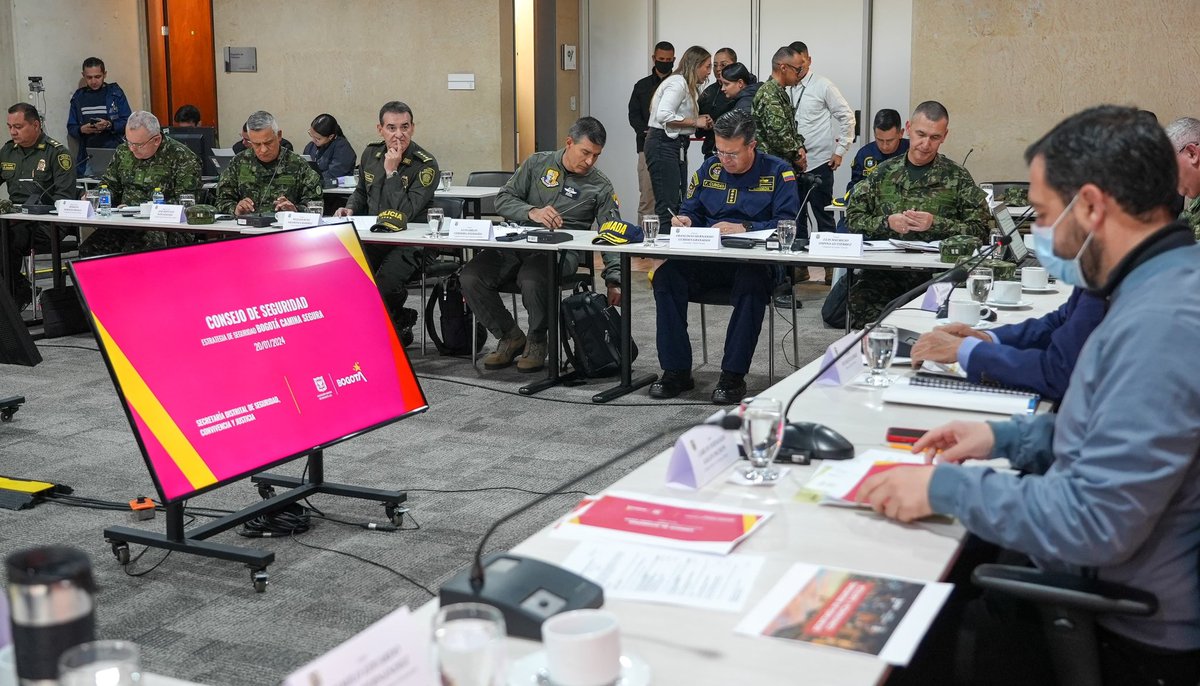 Participamos en #ConsejoDeSeguridad con el señor Ministro de Defensa, Alcalde Mayor de @Bogota y la cúpula militar. Trazamos estrategias para fortalecer la seguridad en la capital de Colombia. ¡Estamos comprometidos con una Bogotá más tranquila para todos!