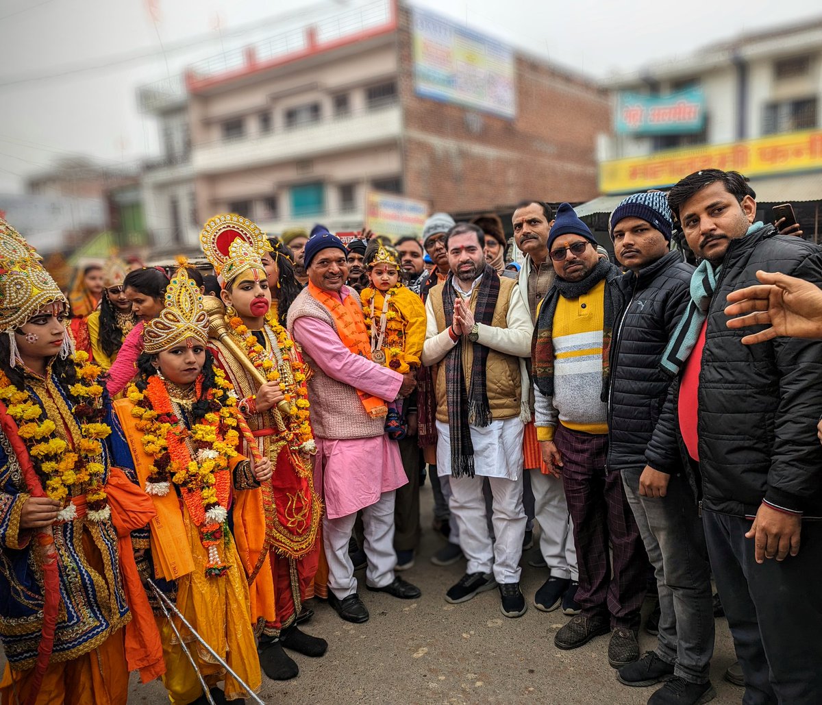 Aditya955936's tweet photo. "प्रभु श्री राम जन्मभूमि प्राण प्रतिष्ठा महोत्सव के शुभ अवसर पर सरस्वती शिशु एवं विद्या मंदिर के छात्र छात्राओं द्वारा प्रभु श्री राम के स्वरूप की विभिन्न झांकियों के साथ भव्य शोभायात्रा कार्यक्रम आयोजित किया गया।।"
जिसमे मुख्य रूप से राज्यमंत्री @SatishSharmaBBK जी उपस्थित रहे https://t.co/4BCzTFkbTD