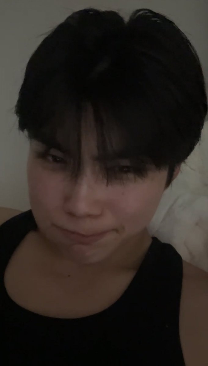 gunwookiebb's tweet photo. the cutest 4 cut of gunwook’s mochi cheeks in today’s live 🤍 https://t.co/dsKJC5aoIx