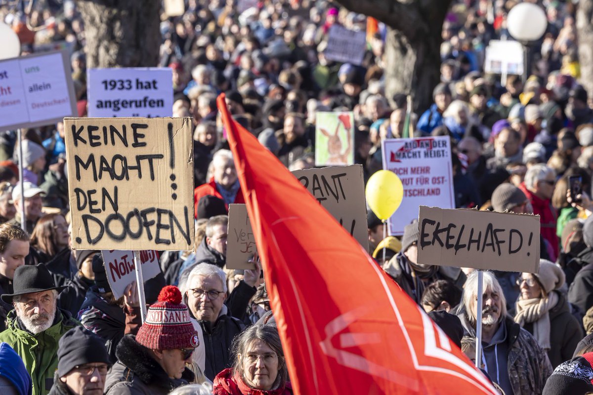 CT24zive's tweet photo. V řadě německých měst vyšly do ulic tisíce lidí protestujících proti antiimigrační Alternativě pro Německo (AfD). Odpor části veřejnosti k této straně vyvolal plán na deportace milionů přistěhovalců, o kterém podle investigativní skupiny Correctiv zástupci AfD a dalších krajně pravicových sdružení loni tajně jednali.
