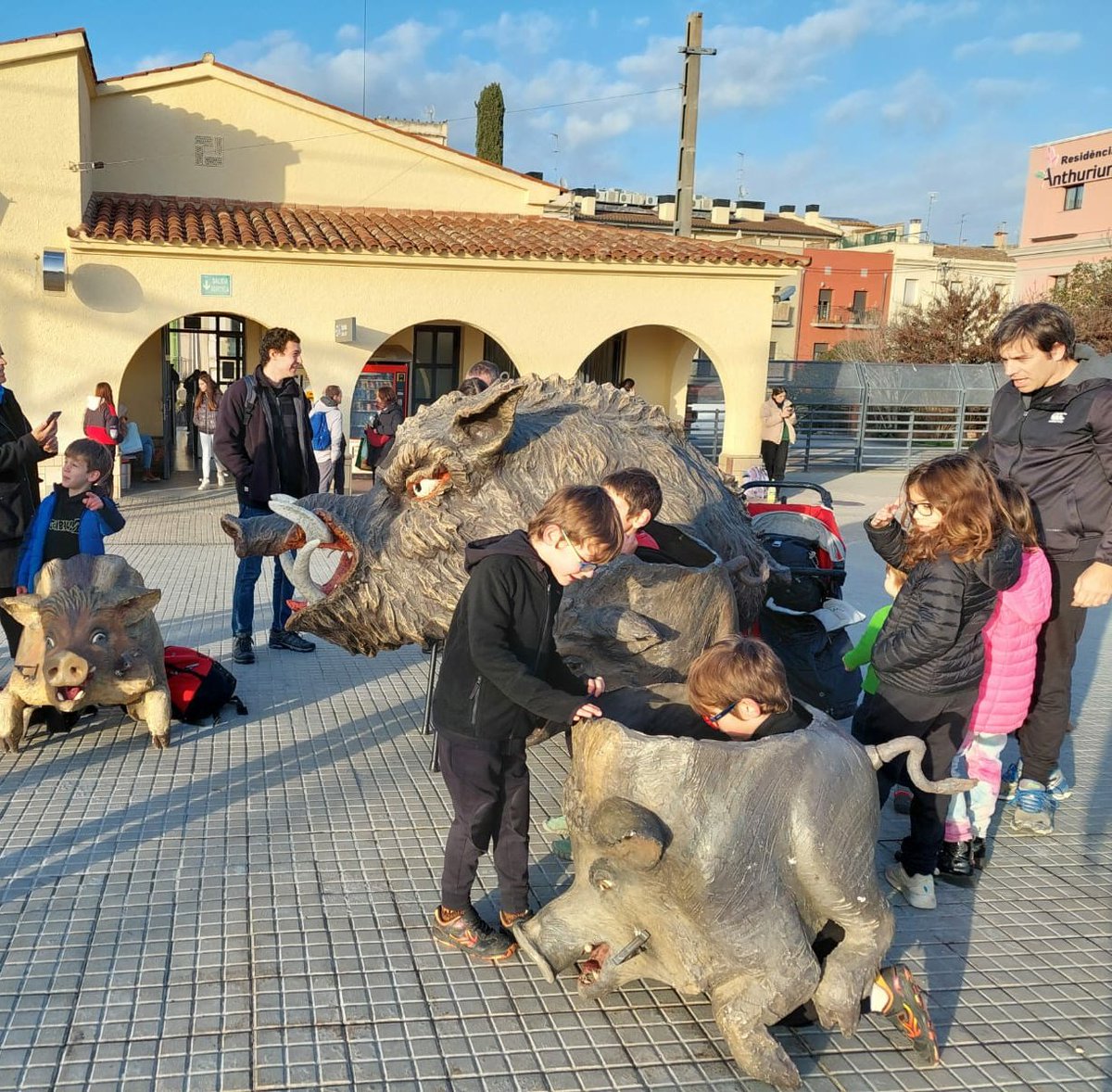 El Verro 🐗: poc amical i destraler, però sempre fidel al 🚂transport públic.  #Cardedeu <a href="/diablescardedeu/">Diables de Cardedeu</a> 
<a href="/diablesdelclot/">Diables del Clot</a> 🐷 <a href="/PorkadaClot/">Porkada Clot</a>