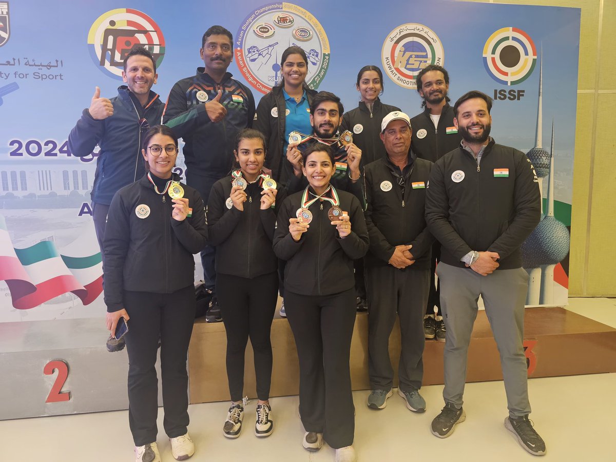 OfficialNRAI's tweet photo. A joyous Indian men’s &amp; women’s #Skeet squad with coaches &amp; support staff after winning their first two @Paris2024 quota places along with 1 🥇 2 🥈 &amp; 2 🥉 medals at the #AsiaOlympicQualification #Shotgun in 🇰🇼 

#IndianShooting https://t.co/23IyJnQaxr