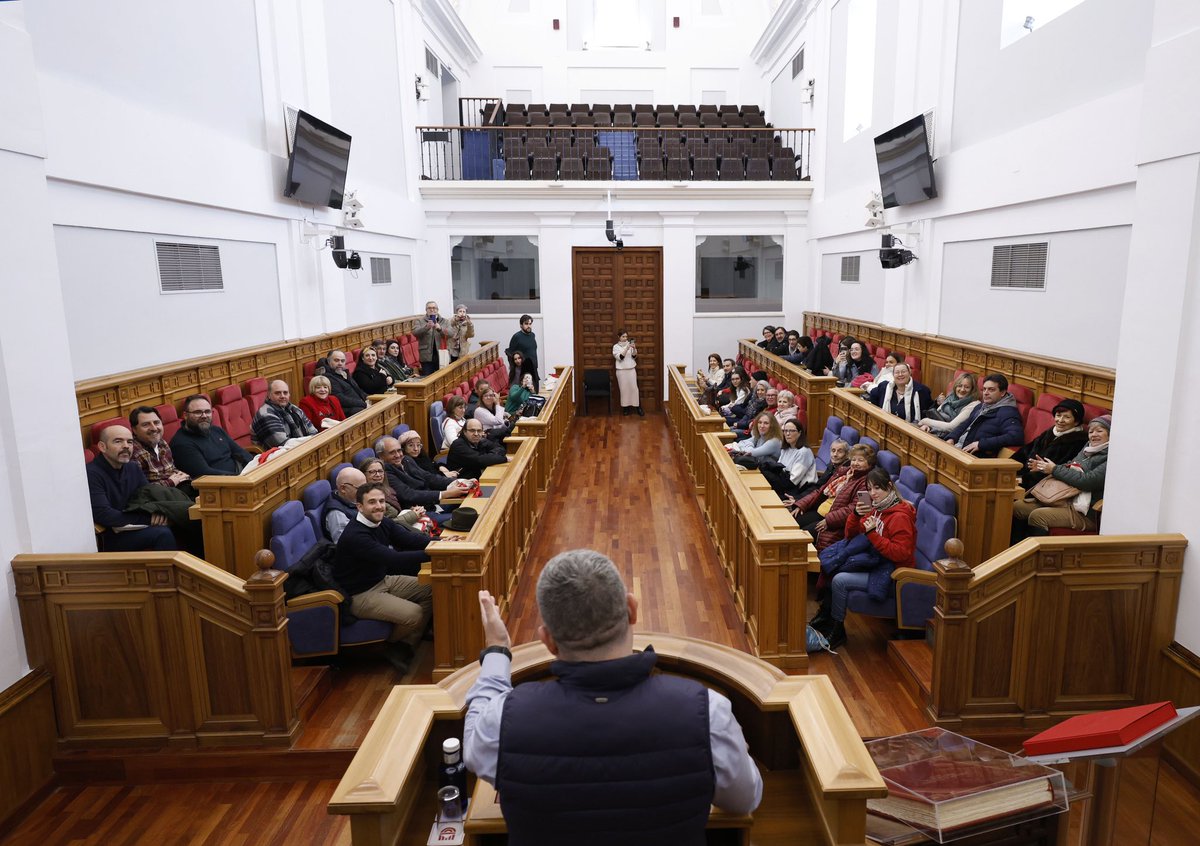 _NachoRedondo_'s tweet photo. 🏛️ Esta mañana desde la Asociación Gentes de Guadalajara hemos visitado las @cortesclm para conocer de cerca la sede parlamentaria de la región.

Un placer explicar la actividad y el trabajo que hacemos día a día los diputados regionales al @tenoriomendocin. https://t.co/Q9T4JOQDdW