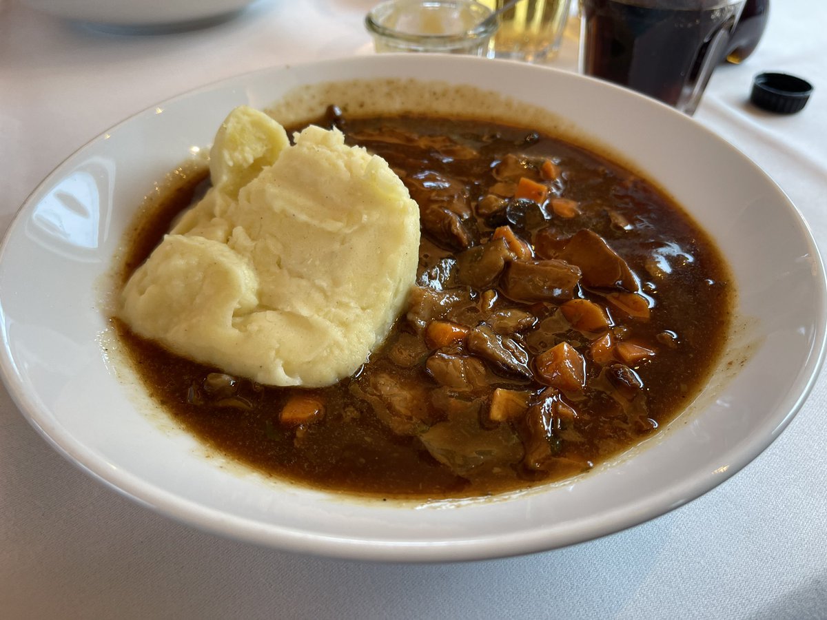 speisewagen's tweet photo. Ab Basel das Plantet mit Pilzen und Kartoffelstock für CHF 21.50 getestet. Die Portion ist für diesen Preis überschaubar. Das Co2-einsparende Essen wurde zudem sehr pragmatisch angerichtet. https://t.co/XvCx1hfP6R