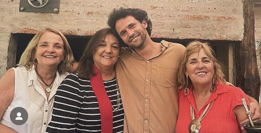 “Finalmente, después de casi un año de casting, un maravilloso mail dándome la bienvenida, me encuentro solo en un hotel en Montevideo, sentado al borde de la cama.
De repente suena el teléfono y me alguien me dice "están las chicas abajo". Me pongo muy nervioso y voy al