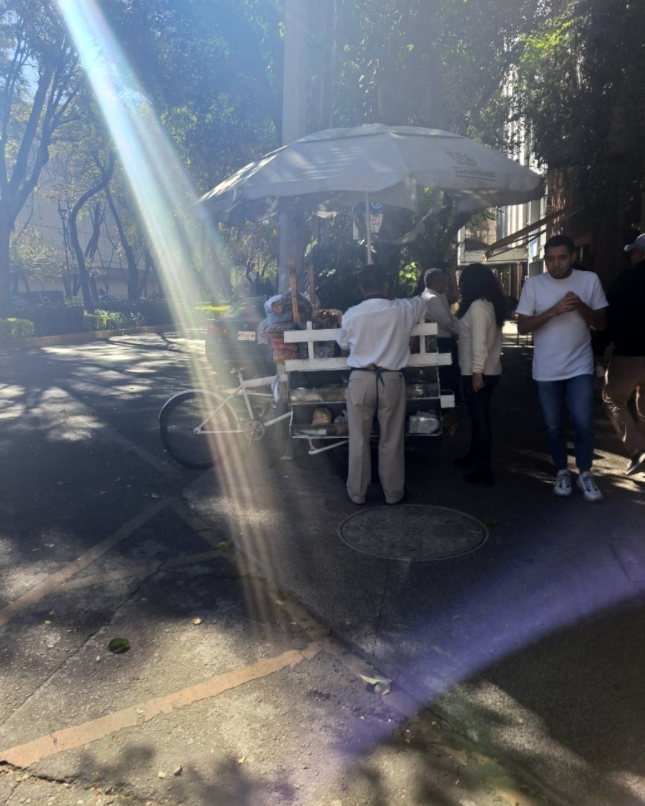 CopacoRoma1's tweet photo. @SandraCuevas_ @AlcCuauhtemocMx @ElBabero en Durango 219 y 221, su mesas de la esquina obstruye el libre tránsito de peatones y vecinos. Aparte hay un ambulante andante que se estaciona en la rama para personas con capacidad diferentes y menos se puede transitar. @LaRomaDF https://t.co/MAKSJMy1mG