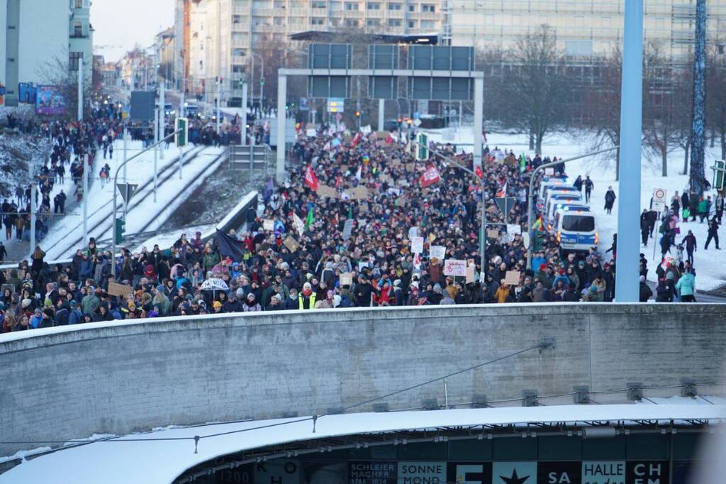 DemotickerHalle's tweet photo. 1715 Die Demo ist beendet. Vielen Dank an alle, die heute bei 0 Grad Außentemperatur da waren! Offiziell sind wir über 16.000 Menschen gewesen. Somit war das wohl die größte Demonstration in Halle seit 89/90! Wir beenden hiermit unseren Ticker. Kommt gut nach Hause! #hal2001 https://t.co/7KufgOa03p