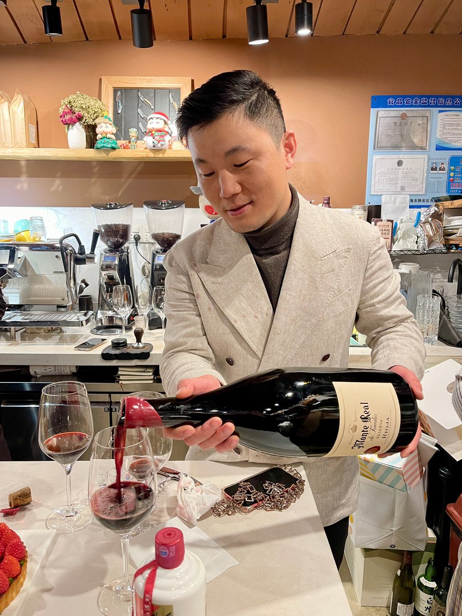 have25737's tweet photo. 周六晚上的生日派对🥳

#friends #happybirthday #wine https://t.co/FYp11AergY