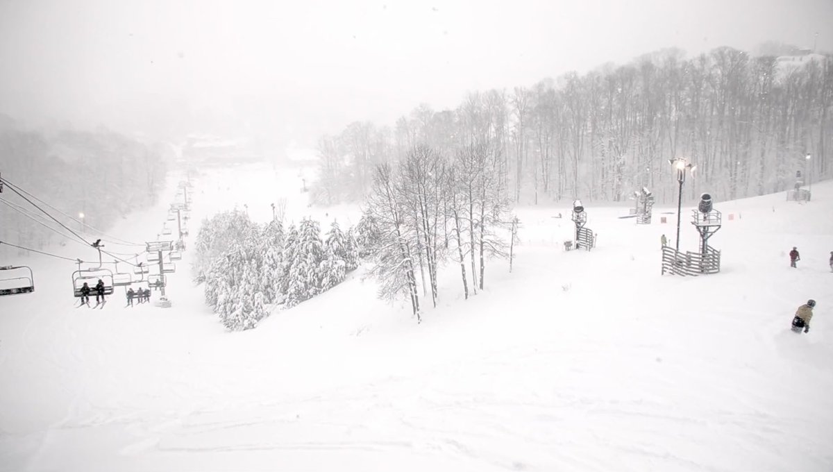 CrystalMountain's tweet photo. 🚨 POWDER ALERT 🚨- Fluffy lake effect snow is falling on the slopes today with up to 7” of snow forecasted. #crystalmountainmi https://t.co/Kdr2ICL7wR