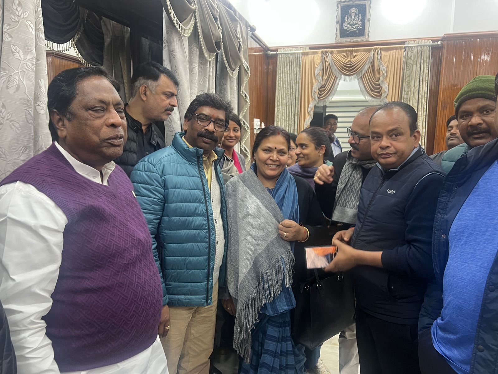 jharkhand-ed-inquiry-on-the-other-hand-hemantbhaiyasabsebadhiya-kept-trending-on-social-media-x