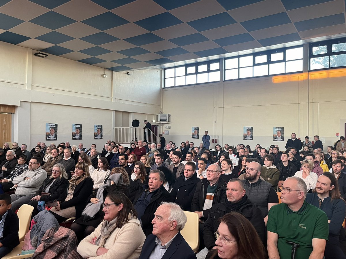 AymericDurox's tweet photo. 🔴 Nous sommes près de 200 cet après-midi à #Jouarre pour assister à la réunion publique animée par @Al_Nikolic consacrée aux enjeux de l’élection européenne à venir.

Qui peut s’asseoir à la table du #RN77 ? 😉

La Seine-et-Marne est en ordre de bataille pour remporter la victoire ✌️ !

#VivementLe9Juin 🇫🇷 💪