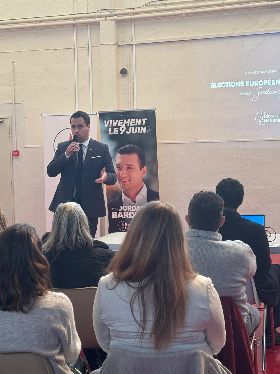 AymericDurox's tweet photo. 🔴 Nous sommes près de 200 cet après-midi à #Jouarre pour assister à la réunion publique animée par @Al_Nikolic consacrée aux enjeux de l’élection européenne à venir.

Qui peut s’asseoir à la table du #RN77 ? 😉

La Seine-et-Marne est en ordre de bataille pour remporter la victoire ✌️ !

#VivementLe9Juin 🇫🇷 💪