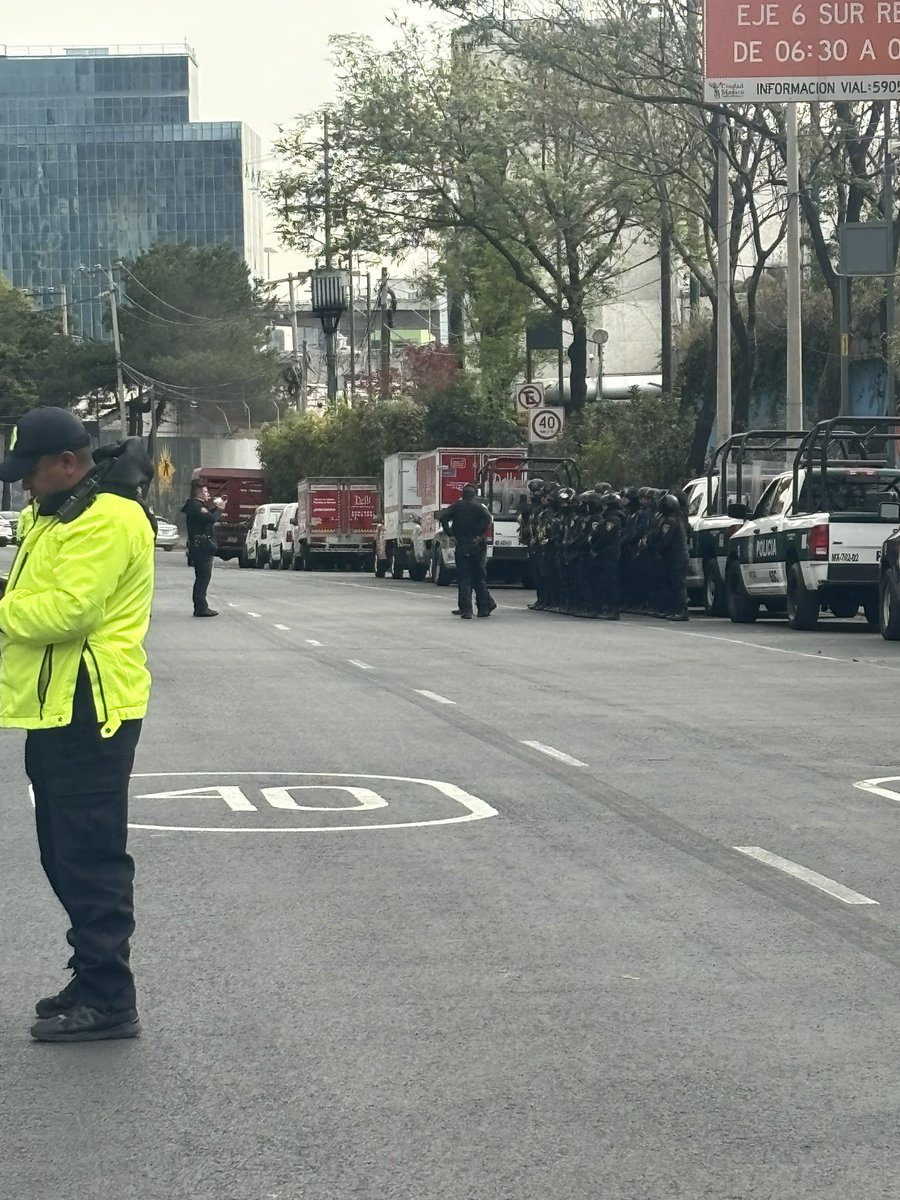 Están enviando granaderos en lugar de brindar soluciones <a href="/AlcaldiaAO/">Alcaldía Álvaro Obregón</a> <a href="/lialimon/">Lía Limón</a> @SacmexCDMX