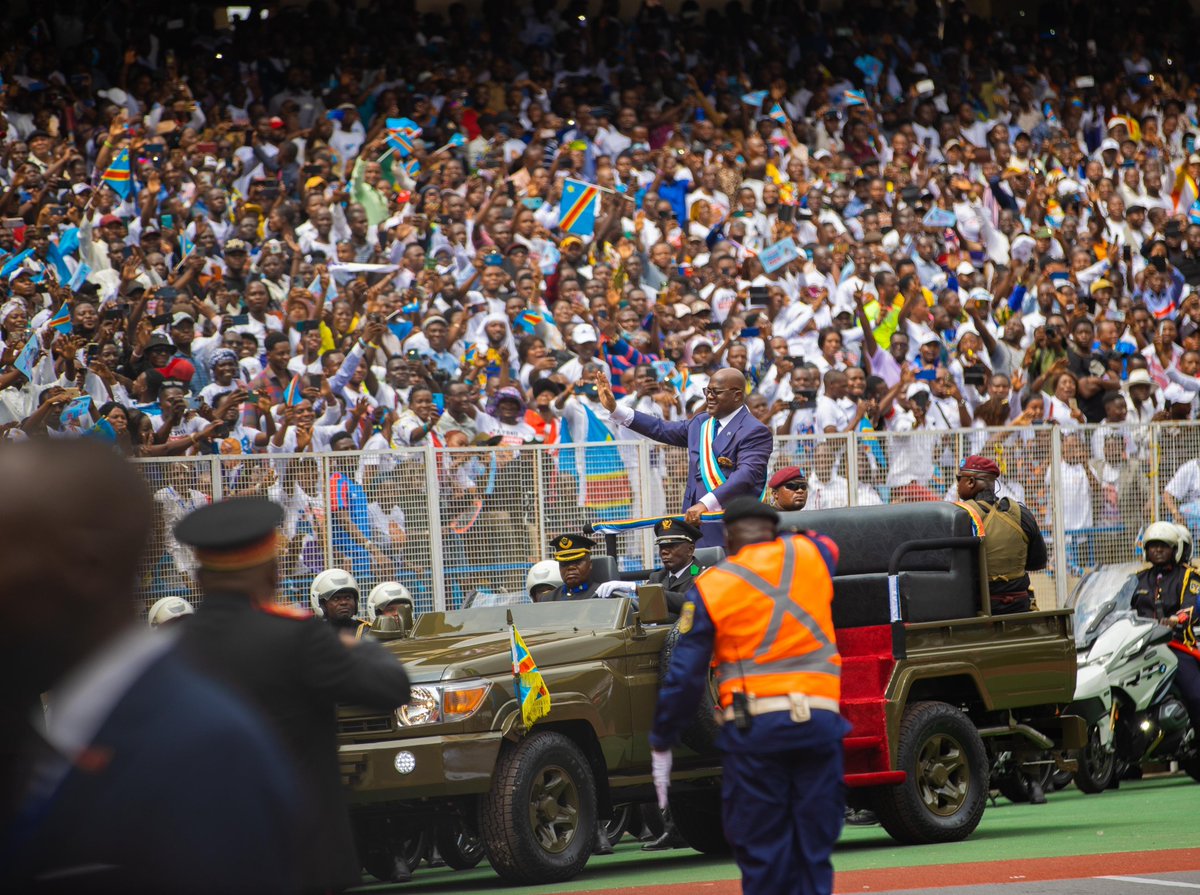 LitsaniChoukran's tweet photo. Des larmes de joie et de fierté au Stade des martyrs à Kinshasa

Durant une journée, le Congo pouvait oublié tous ses immenses et savourer. Le temps d’une journée, cette Nation longtemps tourmentée, occupée et agressée, a pu accomplir un pas géant vers la restauration de sa fierté, contemplée par le monde entier, qui s’est déplacé en masse dans la capitale congolaise pour saluer le point culminant d’un processus démocratique qui ramène le Congo à la lumière et fait de lui : la plus grande démocratie de la sous-région des Grands Lacs et de l’Afrique centrale.

Il était écrit que dans ce pays, le mois de janvier n'aurait de rival que celui de juin, du jour sacré de l'immortel serment de notre liberté. C'est durant ce mois que la nation congolaise a connu ses plus grandes hécatombes, perdant tour à tour deux de ses héros, des martyrs qui paieront le prix fort d'une indépendance farouchementarrachée aux Belges. C'est durant ce même mois que l'histoire s'écrit depuis 2006 avec un apprentissage difficile de la démocratie. Aussi, après avoir tenté le chemin de la dictature, le Congo, au contrario de toute la région de l'Afrique centrale et des Grands Lacs, choisit la démocratie comme modèle de vie et de gouvernance ; le mois de janvier comme celui de la prestation de serment, d'entrée en fonction du nouveau président, à l'issue des élections prévues à chaque fois en décembre.

La fin d’une longue hémorragie démocratique

En 2007, Joseph Kabila recevait alors difficilement l'engouement d'une nation dont une large partie lui contestait sa victoire électorale acquise non sans saccager la ville-capitale, poursuivant Jean-Pierre Bemba qui prenait la poudre d'escampette depuis l'ambassade d'Afrique du Sud à Kinshasa vers un long exil européen. La prestation de serment couvrira à peine la mémoire des dizaines de Kinois fauchés par les échanges de coups de feu en plein boulevard du 30 Juin. Aussi, le monde entier, prudent, n'enverra que timidement ses félicitations au premier président élu démocratiquement de la RDC depuis tant de décennies.

S'en suivra alors une descente aux enfers. Joseph Kabila, entouré d'une famille politique héritière du mobutisme, va se mettre à manger ses propres enfants, les acquis démocratiques arrachés au prix de sang à Jean-Pierre Bemba. Bien avant d'affronter Étienne Tshisekedi en 2011, l'ancien président prendra la peine de vider le processus électoral de tout son sens, changeant les règles du jeu à son avantage, supprimant notamment le deuxième tour électoral par peur de devoir affronter des opposants réunis : Vital Kamerhe venait de claquer la porte de sa majorité et aurait alors rejoint Léon Kengo pour faire alliance aux côtés d'Étienne Tshisekedi et lui ravir ainsi son fauteuil de président ! Résultat des courses : le président prête serment en janvier 2012 seul, le monde ayant refusé de cautionner sa victoire, et il n'aura que son paternel Mugabe pour le légitimer à l'international. Au pays, la rue grondera et ne reculera que face aux « Bana mura », déployés alors pour mater toute une population en furie ! Kinshasa mange sa démocratie si fragile. Ngoy Mulunda s'échange des maux avec Étienne Tshisekedi, assurant alors le point culminant d'un recul démocratique qui aura son point d'orgue avec la prestation de serment du vieil opposant face à ses partisans à Limete.

Les choses n'iront pas en s'améliorant. Au contraire. Les prochaines élections n'arriveront pas lieu sans que Rossy Mukendi et Luc Nkulula ne donnent leurs vies en sacrifice, malgré eux. Le 19 septembre 2016, Kinshasa voit les mêmes « Bana mura » envahir ses rues en tirant à bout portant sur ceux qui réclamaient des élections. Au moins cinquante Congolais y laisseront chèrement leurs vies. Kabila lui, taiseux, s'enferme autour d'une famille politique qui montre des signaux inquiétants, décidée visiblement à en finir avec la démocratisation dont son leaderétait pourtant mère porteuse.

Il faudra attendre deux ans, dans un chaos total pour voir alors les élections se tenir. Non sans traumatiser Congolais et ceux de la communauté internationale. Lorsqu'il fut élu, Félix Tshisekedi couvre à peine l'hémorragie kabiliste autour du processus démocratique en RDC. Aussi, au Palais de la Nation, le 24 janvier 2019, après tant d'années de régression, beaucoup se mettent à rêver du changement. De la résurrection d'une fierté congolaise à jamais ensevelie sous terre. Félix Tshisekedi prêtera serment que face à Joseph Kabila et ses partisans. Kenyatta sera parmi les rares visiteurs internationaux. Le Congo n'aura alors jamais atteint le fond. Pourtant, le même Congo, d'une résilience des anges, venait de connaître la toute première alternance démocratique à sa tête.

The Congo is really back

Oui ! The Congo is really back! Et il n'y aura que le commentateur de sa télévision nationale pour gâcher l'apothéose. Néanmoins, l'histoire retiendra que le 20 janvier 2024, ce pays a restauré plus que jamais sa fierté et fixe désormais cap vers sa restauration totale en tant qu'État. Au Stade des martyrs de la pentecôte, nommé en mémoire de Jérôme Anany, Emmanuel Bamba, Alexandre Mahamba et Évariste Kimba, réunit toutes les couches de la société congolaises à Kinshasa, le Congo entier scotché à la télévision nationale, une rare fois au rendez-vous, pour contempler une résurrection : un stade remplit comme jamais, un public en euphorie, des larmes, des chants, de la joie explose. Des visiteurs acclamés, chantés, et salués. L’Afrique au rendez-vous, une trentaine de chefs d’Etat et gouvernements également. Jamais Kinshasa n’avait tant été visitée dans sa récente histoire. Jamais la capitale congolaise n’a ta connu de communion… après sans doute les jeux de la francophonie. L’ydile entre un président et son peuple est diffusée en direct. Comme si les Congolais voulaient à tout prix dire au monde entier : nous sommes donc de retour, définivement !

Adios Le Pido, chantait Juanes, le chanteur colombien. Nous demandons ainsi au Tout-Puissant, pour les jours qui nous reposent et les nuits qui ne sont pas encore là, pour les fils de nos fils et les filles de nos filles, nous demandons à Dieu que cette Nation ne s'arrête pas d'avancer et qu'il accomplisse enfin son plus grand potentiel, devenir un véritable havre de paix au cœur même de l'Afrique. Que ce peuple ne fasse plus couler tant de sang et que le Congo se relève. Que notre âme à nous tous, Congolais, ne se repose jamais quand il s'agit de t'aimer, d'aimer ce pays ! Le plus beau au monde ! La prière du pasteur Dallo ne pourrait que s'ajouter à ceci!

Il n’en est pas grand-chose que de prêter un serment ou d’être autant adulé. Le processus électoral n’était même pas une fin en soi. Cette prouesse saluée ici symbolise seulement à quel point nous étions dans l’abime, à rêver même un prestation de serment digne de ce nom. Quand on termina la fête, nous retrouverons la réalité : celle de nos villes occupées et agressées par le Rwanda. Celle de nos mères et filles violées dans l’Est du pays et massacrées par les ADF. Nous retrouverons tous nos problèmes et rien encore n’aura été véritablement réalisé par Félix Tshisekedi pour rendre l’appareil à ce peuple qui est tant soudé derrière lui. Néanmoins, la marche vers les abimes vient de s’arrêter. Il nous appartient désormais de mettre définitivement cap vers l’autre direction et de faire river élections au développement. Ca sera la seule manière de remercier ce peuple qui n’a souvent pas tant demandé.

Litsani Choukran
Le Fonde