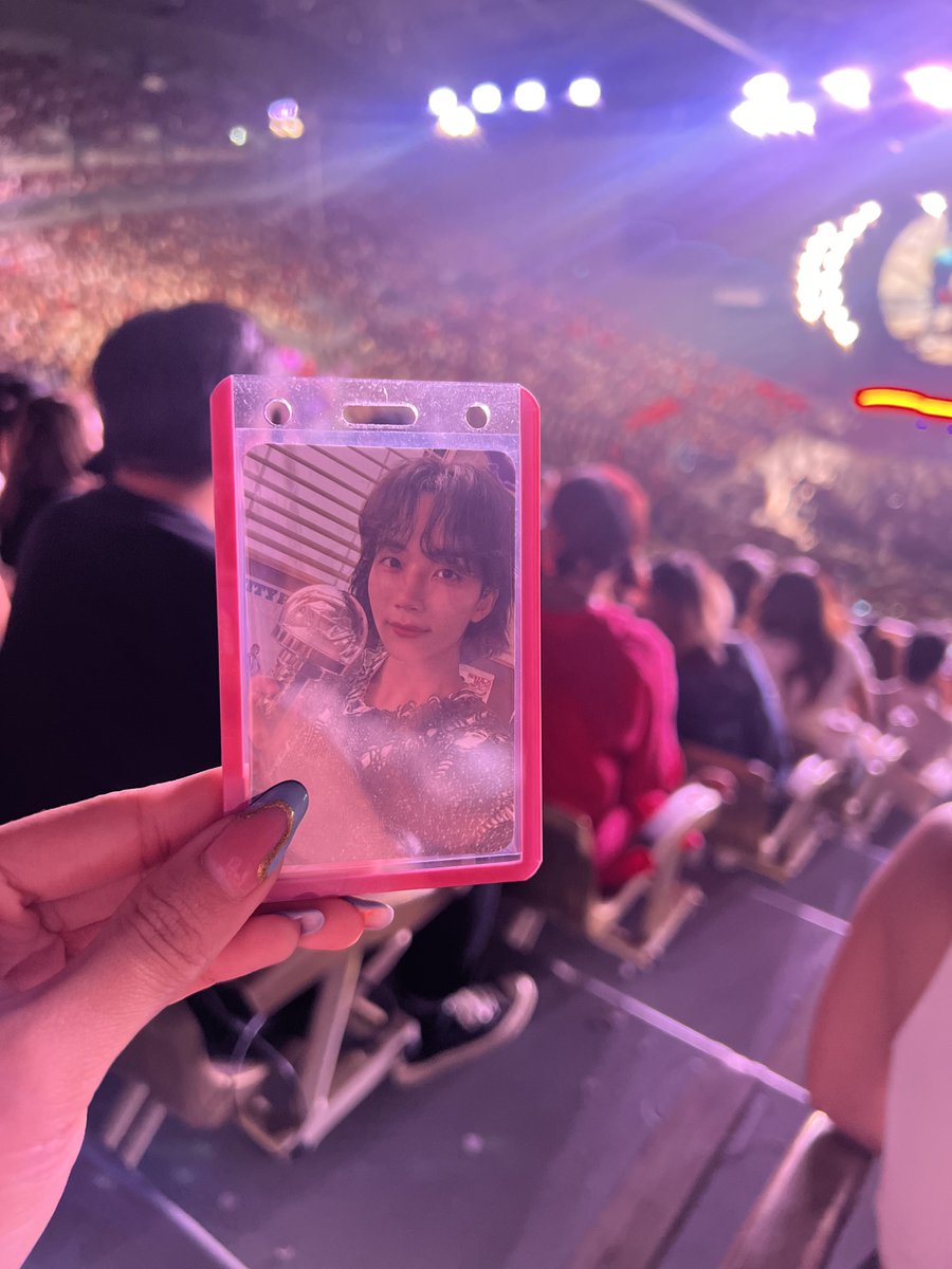 ynikive's tweet photo. so so happy to finally met a carat in front of me lol thank you for lending me jeonghan!! @armyxcaratdeul 🩷🩵 https://t.co/Az9hLXhBw4