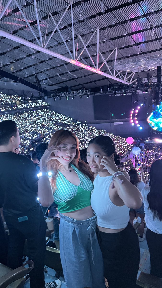 ynikive's tweet photo. so so happy to finally met a carat in front of me lol thank you for lending me jeonghan!! @armyxcaratdeul 🩷🩵 https://t.co/Az9hLXhBw4