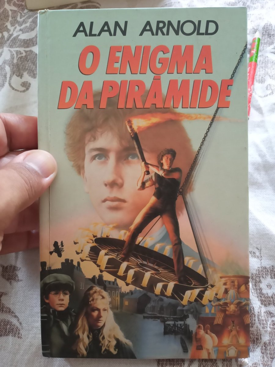 jamersontiossi's tweet image. "O enigma da pirâmide" era a novelização do roteiro. Um #retcon de Sherlock Holmes com um encontro entre ele e Watson ainda na adolescência.
