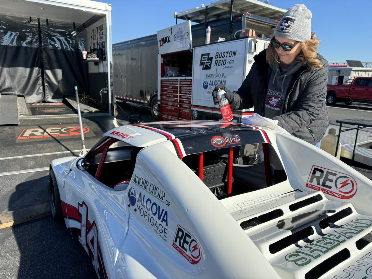 Brody Measmer’s crew cleaning <a href="/zmaxraceproduc1/">zMAX</a> his <a href="/USLegendCars/">US Legend Cars/INEX</a> <a href="/CLTMotorSpdwy/">Charlotte Motor Speedway</a>
