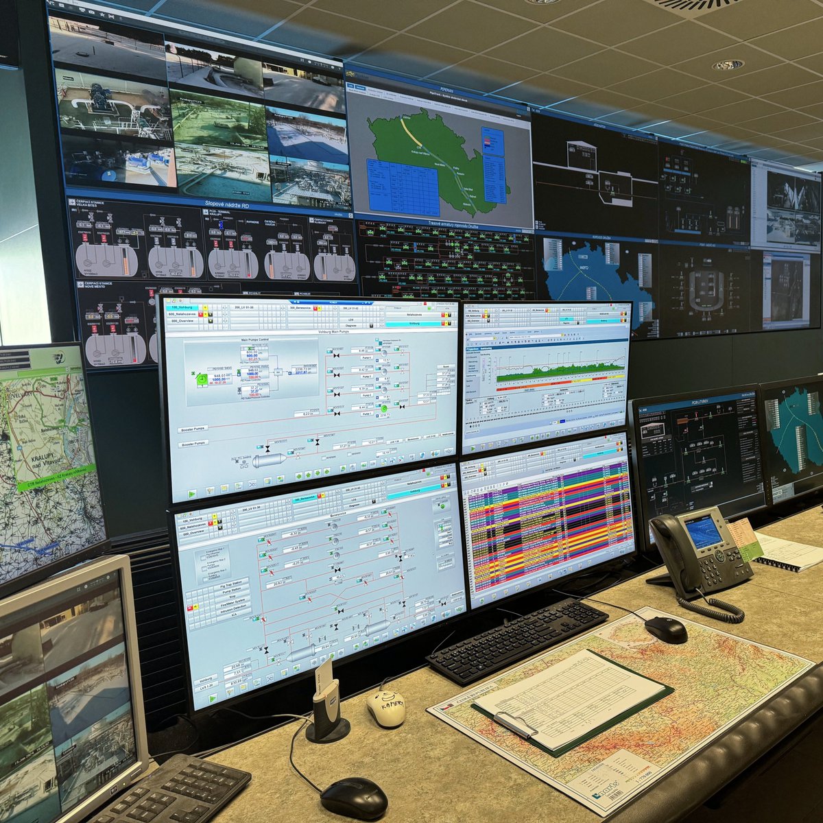 rozhl.as/8AJ 🛢️ Centrálním tankovištěm ropy v Nelahozevsi protečou ročně miliony metrů krychlových této strategické suroviny. Jeho srdcem je dispečink, odkud vysílali <a href="/OndraVanura/">Ondřej Vaňura</a> a <a href="/MartinParizek/">Martin Pařízek</a> speciální vydání Magazínu Experiment.