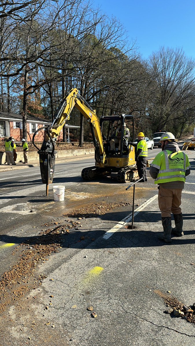 CAW crews are on site and beginning repairs to a spontaneous 20” main break at Markham and Hiawatha near Mississippi. All four lanes of Markham are closed between Mississippi and Rodney Parham. Please consider an alternate route to your destination. Thank you for your patience.