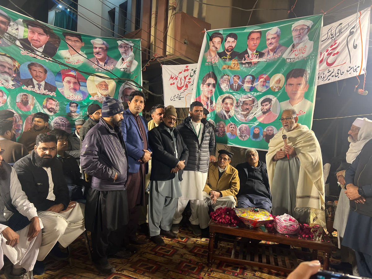 SalmanRafiquePK's tweet photo. سابق وزیر صحت پنجاب خواجہ سلمان رفیق کی پی پی 153 یونین کونسل 146 میں چیئرمین منظور بٹ کے ہمراہ کارنر میٹنگ کی۔ الیکشن کے حوالے سے سرگرمیاں تیز کرنے کی ہدایت۔
#khawajasalmanrafique #election2024Pakistan #PMLN #VoteSherKa #PP153 https://t.co/zhfO8rudwR