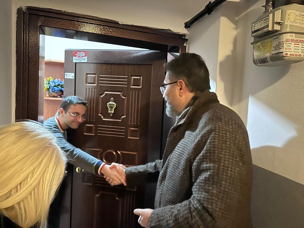 gkmngunes's tweet photo. İstanbul ne kadar büyürse büyüsün, Bahçelievler iki şeyi kaybetmeyecek: mahalle kültürü ve komşuluk hukuku…

Kapılarını ve yüreğini tebessümle açan sevgili komşularımıza teşekkür ederim.
İnsan en çok yaşadığı yere benzer, Bahçelievler’i seviyorum.

#HaydiBaşlıyoruz

@herkesicinCHP 
@eczozgurozel 
@CHP_istanbulil 
@ozgurcelikchp 
@ekrem_imamoglu 
@BahcelievlerCHP 
@BahcelievlerBel