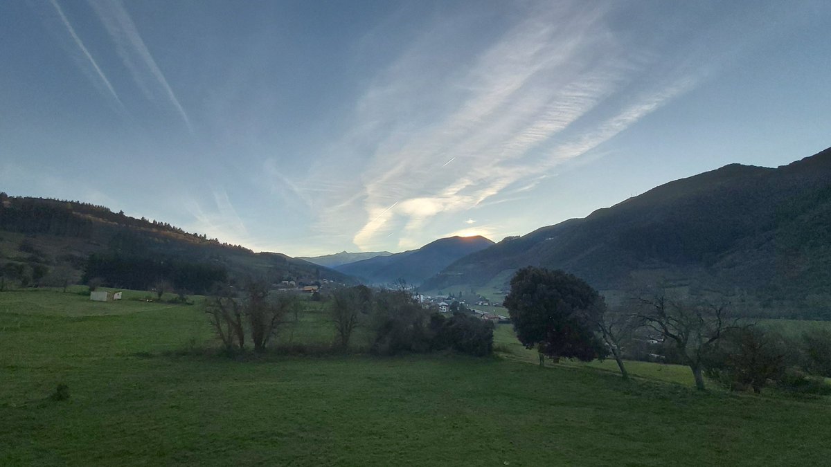 Apez140's tweet image. El Sol ya se puso Mundo, derrama sus últimos guiños sobre las altas Peñas de los #PicosDeEuropa a NOeste  tiñéndolas de dorado color.
Es la Hora entre horas,
Ésa Mágica, que a la Noche, precede.
Y que Seáis Muy Felices en Ella,
Mi Hada y yo Os Deseamos,
Alegría  y,
Fantasía..🧚‍♂️😎