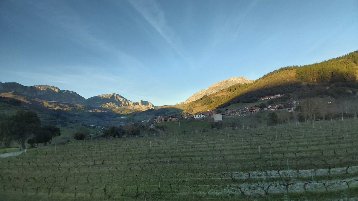 El Sol ya se puso Mundo, derrama sus últimos guiños sobre las altas Peñas de los #PicosDeEuropa a NOeste  tiñéndolas de dorado color.
Es la Hora entre horas,
Ésa Mágica, que a la Noche, precede.
Y que Seáis Muy Felices en Ella,
Mi Hada y yo Os Deseamos,
Alegría  y,
Fantasía..🧚‍♂️😎