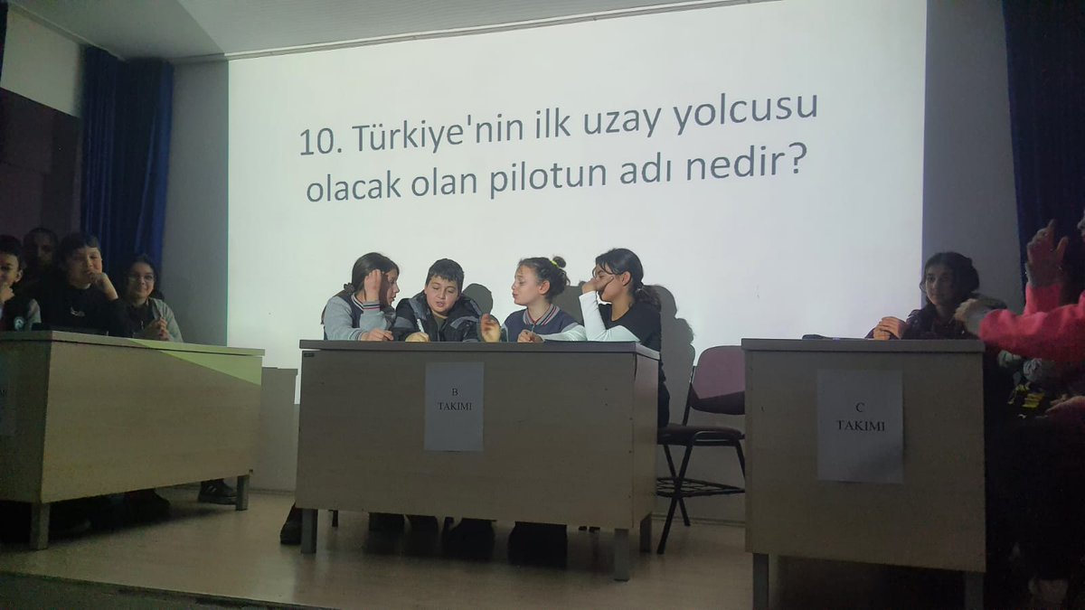 Dönem sonu faaliyet haftasının son gününde, okulumuzda düzenlediğimiz bilgi yarışmasından kareleri sizlerle paylaşıyoruz.  Öğrencilerimizi tebrik eder başarılarının devamını dileriz.