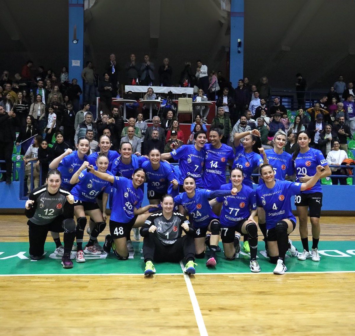 bodrumsaruhan's tweet photo. Tebrikler Denizin Kızları!
EHF Kadınlar Avrupa Kupası müsabakasında Yenimahalle Belediyespor'u güzel bir oyun sonrası mağlup ederek çeyrek finale çıkma başarısı gösteren ve bize bir kez daha büyük bir gurur yaşatan Yalıkavakspor’umuzu yürekten kutluyorum. https://t.co/PHcg2Pi3kN
