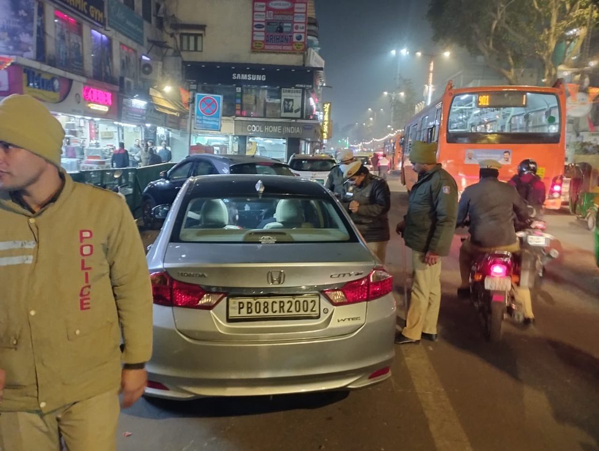 DCPCentralDelhi's tweet photo. Delhi police is on alert,
Intensified checking for upcoming Republic Day.
Strong Picketing & Intensive Checking on various major roads of Central District done by staff under the supervision of Inspectors. Vehicles plying on roads are being checked.
#DelhiPoliceonalert
#KeepDelhiSafe
@DelhiPolice
@Ravindra_IPS