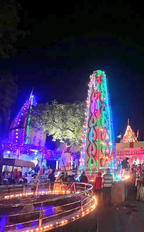 HitanandSharma's tweet photo. नलखेड़ा स्थित माँ बगलामुखी के आँगन में 51,000 दीपों से श्री राम मंदिर की अद्भुत आकृति बनाई गई।

जय श्री राम!

#PranPratistha https://t.co/zy445JxUTe