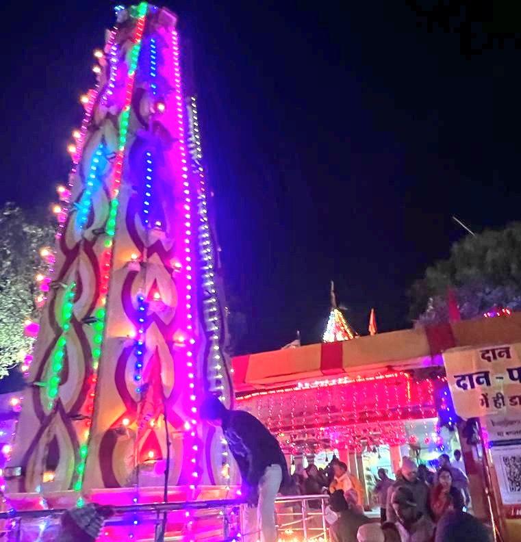 HitanandSharma's tweet photo. नलखेड़ा स्थित माँ बगलामुखी के आँगन में 51,000 दीपों से श्री राम मंदिर की अद्भुत आकृति बनाई गई।

जय श्री राम!

#PranPratistha https://t.co/zy445JxUTe