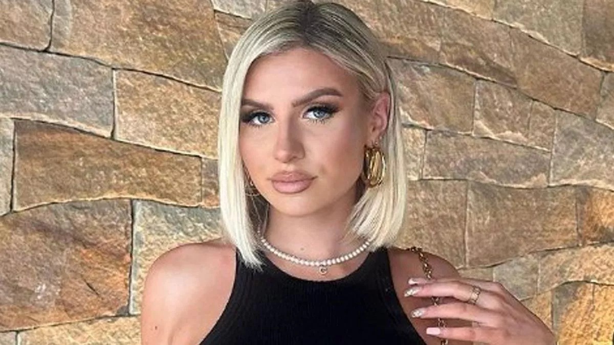 Chloe Burrows to move to Australia before end of year as she begs fans to 'leave her alone' mirror.co.uk/3am/celebrity-…