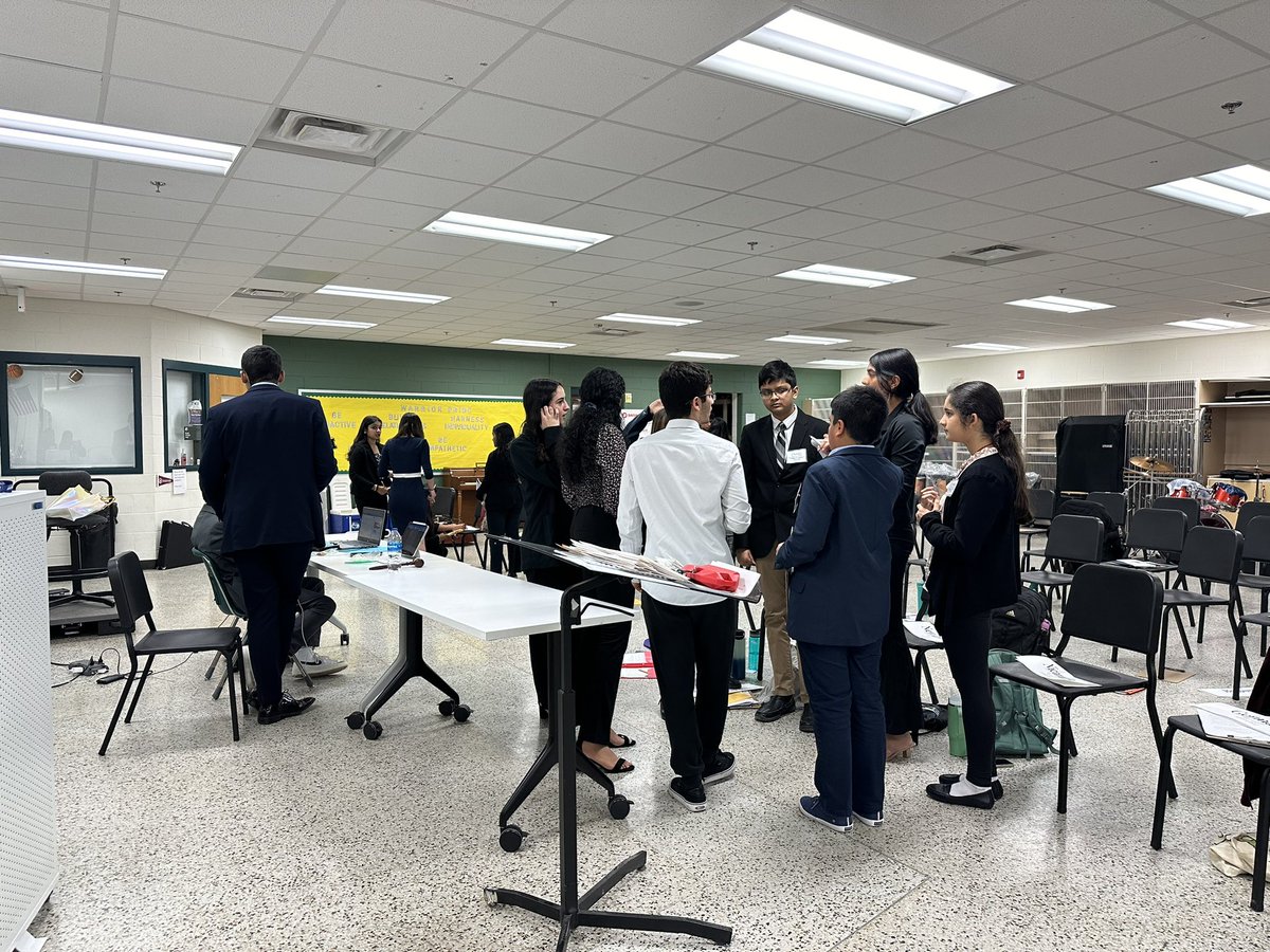 hhs_prncpl's tweet photo. Henrico Model UN happing this weekend @HenricoHighSch 💚💛 #discourse #negotiation #lifereadyskills @AsprinKroll @AshleyWalkerMEd @ehphelps @kpaigeb19 https://t.co/Ob31O1Ecdo