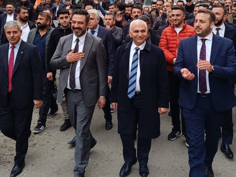 AvCanerOzturan's tweet photo. Bugün Siirt bir başka güzel. Bugün Siirt, Ak Belediyeciliğe kavuşacağı günün müjdesini yaşıyor. Bu güzel kalabalık, bu coşkulu karşılama Ak Belediyeciliğin müjdecisidir. 

Siirtli hemşehrilerimiz, teşkilatımızın ağabeyi, Belediye Başkan Adayımız Sn @AvEkremOlgac 'ı bağrına bastı. https://t.co/hn6qeWTeQw