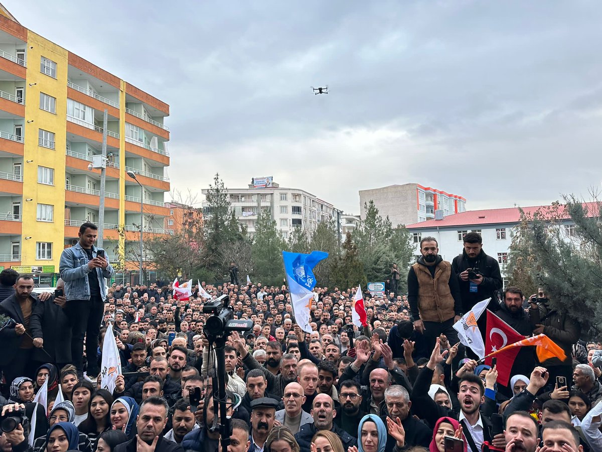 AvCanerOzturan's tweet photo. Bugün Siirt bir başka güzel. Bugün Siirt, Ak Belediyeciliğe kavuşacağı günün müjdesini yaşıyor. Bu güzel kalabalık, bu coşkulu karşılama Ak Belediyeciliğin müjdecisidir. 

Siirtli hemşehrilerimiz, teşkilatımızın ağabeyi, Belediye Başkan Adayımız Sn @AvEkremOlgac 'ı bağrına bastı. https://t.co/hn6qeWTeQw