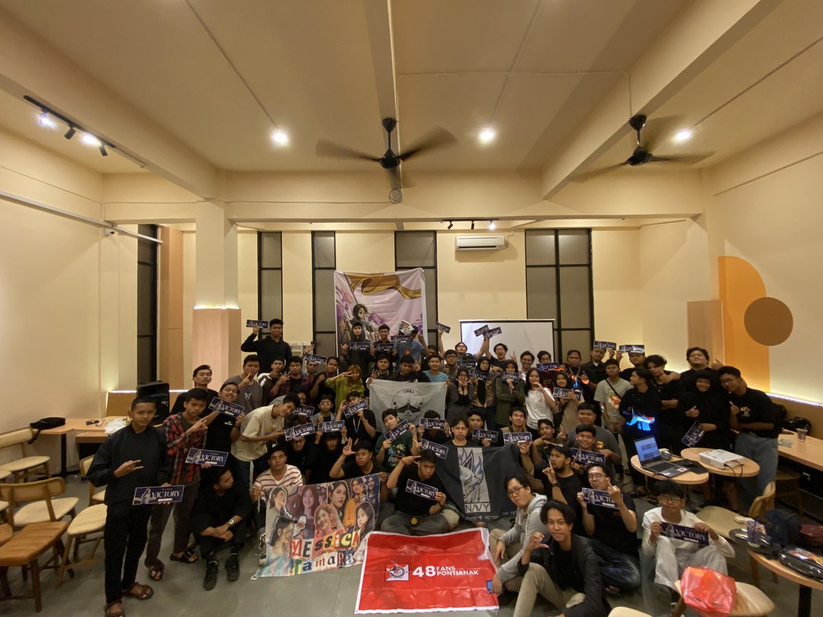 kazuukeyy's tweet photo. Terima kasih buat teman-teman @48FansPontianak udah meramaikan last show Chika walau hanya bisa dari jauh. Terima kasih juga untuk @NAVY_INA yang telah mengijinkan kami untuk buat project kecil dari ini. Tak lupa support dari @Yc_westborneo juga!

#WeAchievedVictory 
#VICTORY https://t.co/yu8VZvJQrm