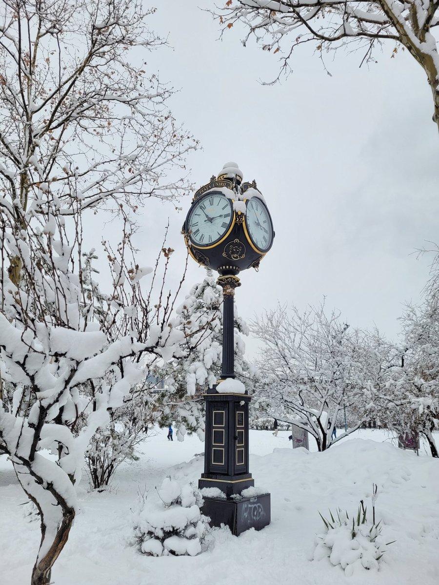 BucharestVibes's tweet photo. First snow of 2024 in #Bucharest 🤍

The clock in Union Square is one of the 10 clocks worth 35 k placed in the center of Bucharest.

Each of them has a  24-carat industrial gold mechanism and an accuracy of +/- 4 seconds per hundred years.

#bucharestvibes #winter2024 https://t.co/ejfXJGKBIW