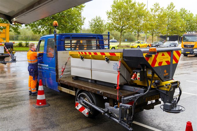 Wij strooien vanavond in de hele provincie om de gladheid voor te zijn, maar blijf opletten als je de weg opgaat. #strooien #gladheidsbestrijding