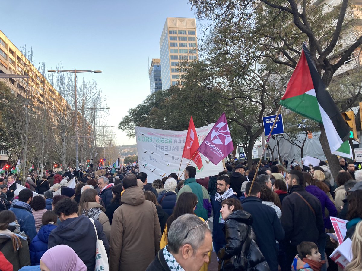 Sonia_Farre's tweet photo. Barcelona i 90 ciutats més arreu de l’estat clamen que s’aturi el genocidi.

Israel assassina i Europa patrocina! 

#AturemElGenocidi https://t.co/V3M5KFQxU5