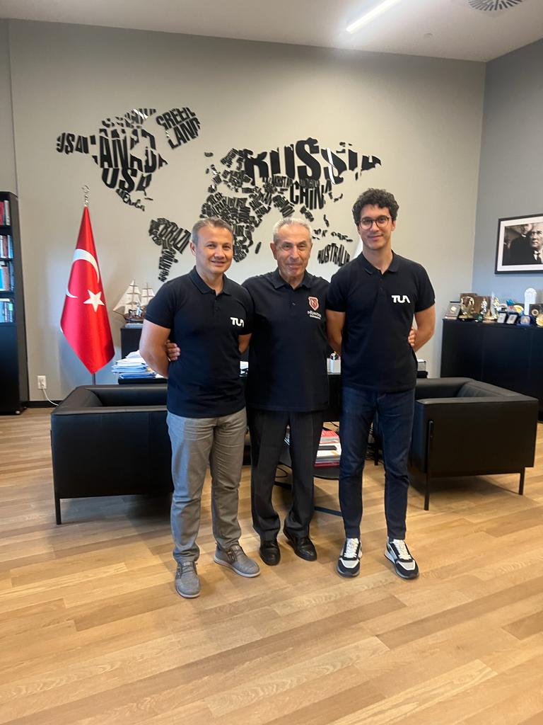 Uzaya giden ilk astronotumuz öğrencim  @AlperGezeravc ile gurur duyuyoruz 🇹🇷🚀