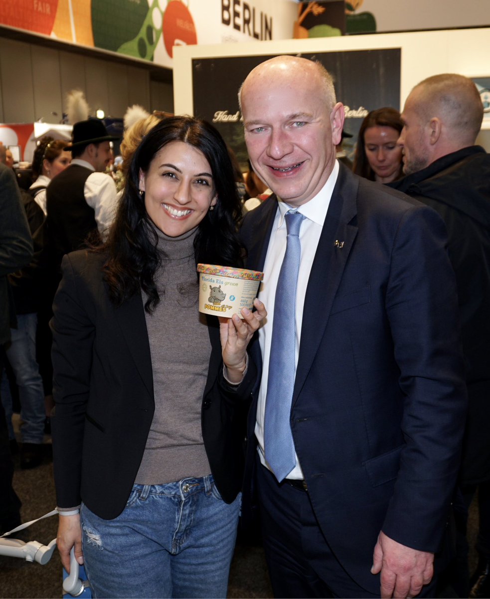 MeikeBeuckmann's tweet photo. Grüne Woche Berlin 2024. 

Im Gespräch: Berlins Regierender Bürgermeister Kai Wegner (CDU ) und  Franziska Giffey Senatorin für Wirtschaft, Energie und Betriebe sowie Landesvorsitzende der SPD und
Vorsitzender der Geschäftsführung Messe Berlin.  #grünewoche #politik https://t.co/Gv3O69HdUs